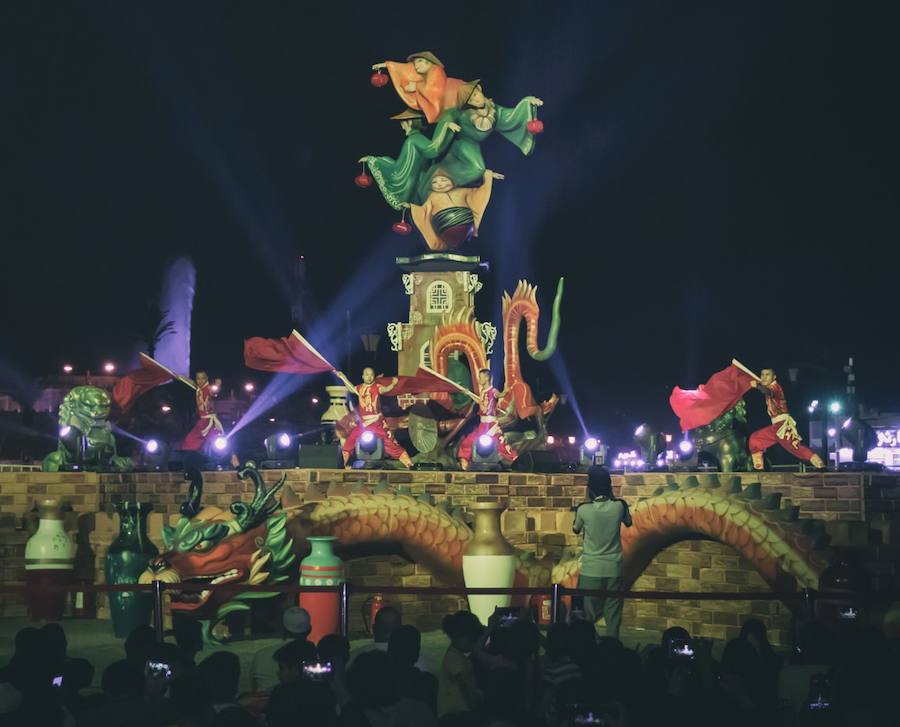 La ciudad de Yedda acoge durante 40 días uno de los festivales más importantes del verano a orillas del Mar Rojo. En su paseo marítimo de Al Hamra se celebra el Jeddah Seasons y allí se exihibrán seis fallas realizadas por el artista fallero David Sánchez Llongo (artesano valenciano que recientemente ha conseguido ganar en la sección Primera de las Hogueras de Alicante). Cada una con una temática diferente (España, África, China, Estados Unidos, India y Arabia Saudí), las fallas valencianas conquistan un nuevo territorio pero no vivirán su auténtico final, dado que en estas tierras el fuego no se entiende en estos casos con el mismo carácter purificador que en Valencia. Producciones Merlín es el responsable de que las Fallas de Valencia viajen hasta Arabia Saudí desde el taller de David Sánchez Llongo.