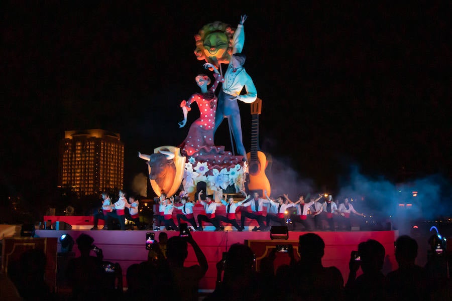 La ciudad de Yedda acoge durante 40 días uno de los festivales más importantes del verano a orillas del Mar Rojo. En su paseo marítimo de Al Hamra se celebra el Jeddah Seasons y allí se exihibrán seis fallas realizadas por el artista fallero David Sánchez Llongo (artesano valenciano que recientemente ha conseguido ganar en la sección Primera de las Hogueras de Alicante). Cada una con una temática diferente (España, África, China, Estados Unidos, India y Arabia Saudí), las fallas valencianas conquistan un nuevo territorio pero no vivirán su auténtico final, dado que en estas tierras el fuego no se entiende en estos casos con el mismo carácter purificador que en Valencia. Producciones Merlín es el responsable de que las Fallas de Valencia viajen hasta Arabia Saudí desde el taller de David Sánchez Llongo.