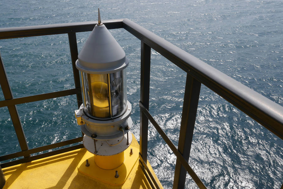 Este San Juan ha cumplido cuatro años, pero aún son pocos quienes lo conocen. Menos los que se han subido a su cima. La llamativa construcción vigila la costa valenciana desde el Muelle de Cruceros del puerto y moderniza la esencia de una tradición milenaria que sigue desprendiendo luz. Contruido por Ignacio Pascual en 2015, está hecho a base de fibra de vidrio y fibra de carbono, que junto a su original imagen, le valió el premio a la innovación en la categoría de Infraestructuras en los JEC World 2016 Innovation Award.