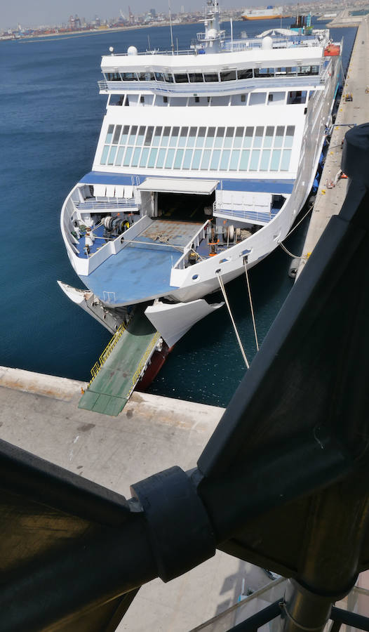 Este San Juan ha cumplido cuatro años, pero aún son pocos quienes lo conocen. Menos los que se han subido a su cima. La llamativa construcción vigila la costa valenciana desde el Muelle de Cruceros del puerto y moderniza la esencia de una tradición milenaria que sigue desprendiendo luz. Contruido por Ignacio Pascual en 2015, está hecho a base de fibra de vidrio y fibra de carbono, que junto a su original imagen, le valió el premio a la innovación en la categoría de Infraestructuras en los JEC World 2016 Innovation Award.