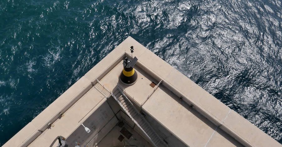 Este San Juan ha cumplido cuatro años, pero aún son pocos quienes lo conocen. Menos los que se han subido a su cima. La llamativa construcción vigila la costa valenciana desde el Muelle de Cruceros del puerto y moderniza la esencia de una tradición milenaria que sigue desprendiendo luz. Contruido por Ignacio Pascual en 2015, está hecho a base de fibra de vidrio y fibra de carbono, que junto a su original imagen, le valió el premio a la innovación en la categoría de Infraestructuras en los JEC World 2016 Innovation Award.