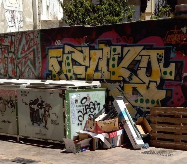 La asociación de comerciantes del centro de Valencia pide más colaboración ciudadana por la basura que se queda fuera de los contenedores y exige un refuerzo en el barrido. Reclaman un baldeo urgente: «Huele mal».