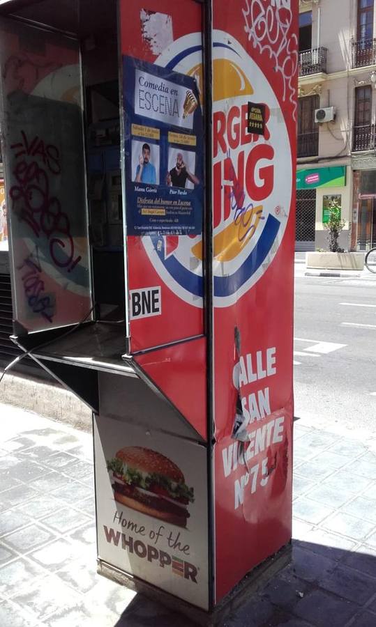 La asociación de comerciantes del centro de Valencia pide más colaboración ciudadana por la basura que se queda fuera de los contenedores y exige un refuerzo en el barrido. Reclaman un baldeo urgente: «Huele mal».