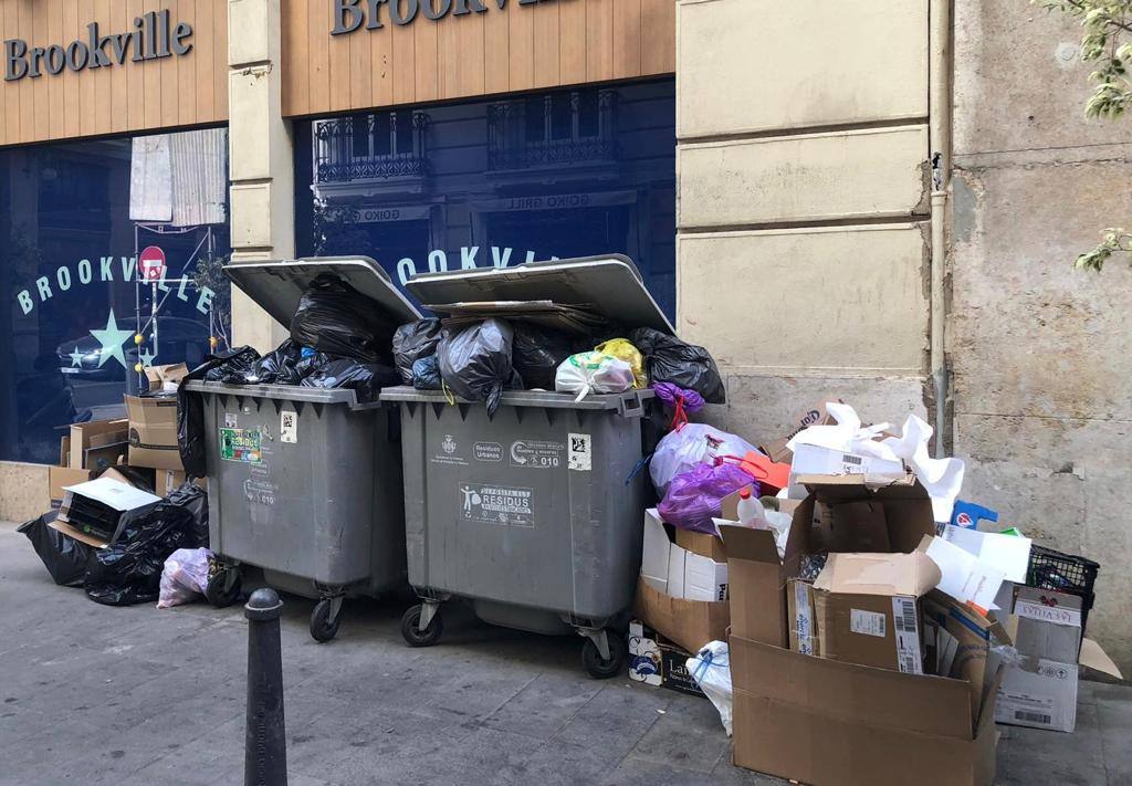 La asociación de comerciantes del centro de Valencia pide más colaboración ciudadana por la basura que se queda fuera de los contenedores y exige un refuerzo en el barrido. Reclaman un baldeo urgente: «Huele mal».