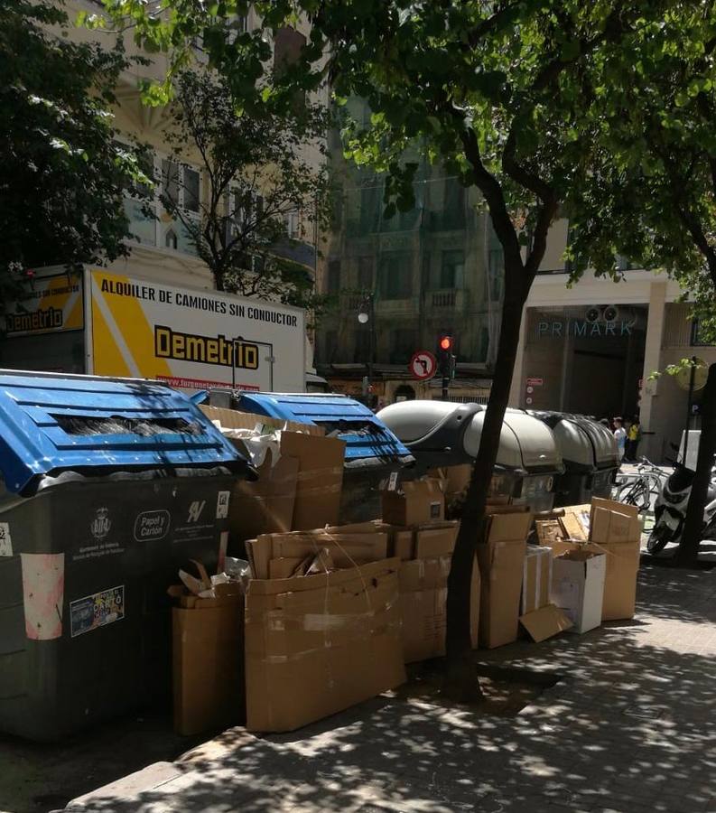 La asociación de comerciantes del centro de Valencia pide más colaboración ciudadana por la basura que se queda fuera de los contenedores y exige un refuerzo en el barrido. Reclaman un baldeo urgente: «Huele mal».