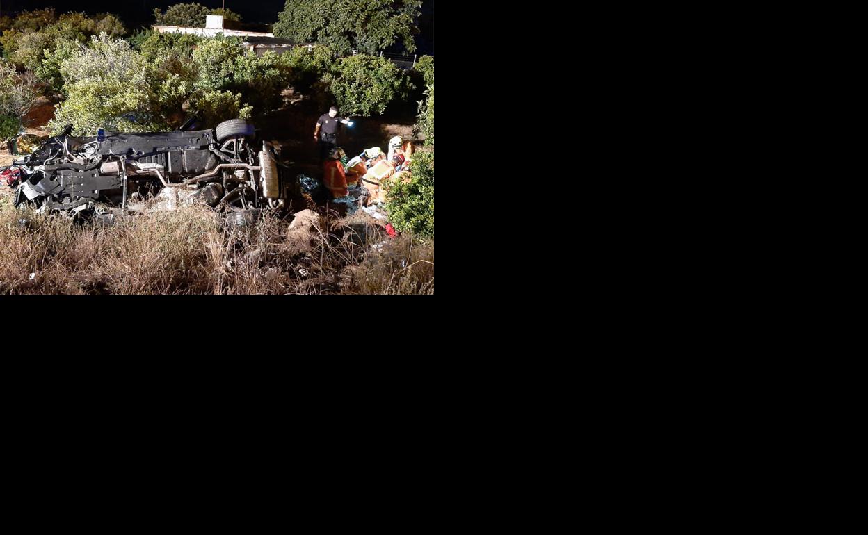 El coche, volcado, tras salirse de la carretera entre Gandia y el Grao.