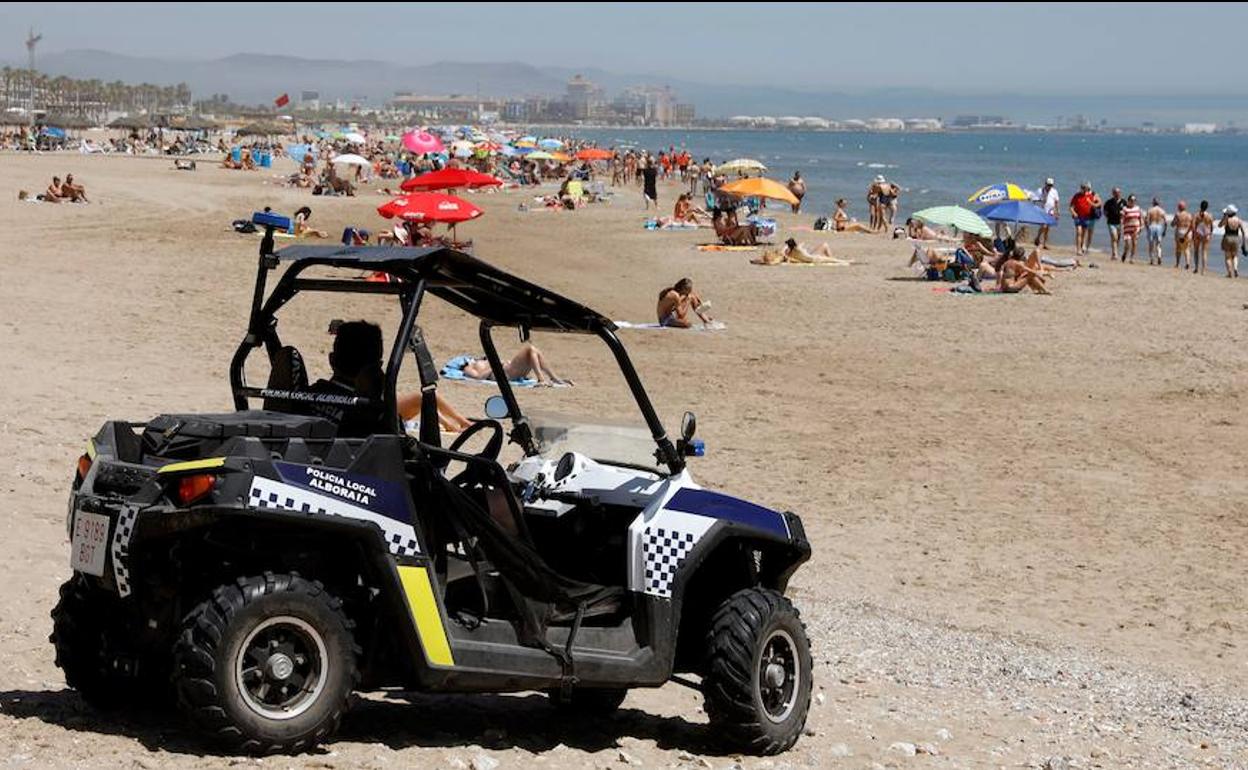 Vigilancia en la playa de la Patacona el pasado verano.