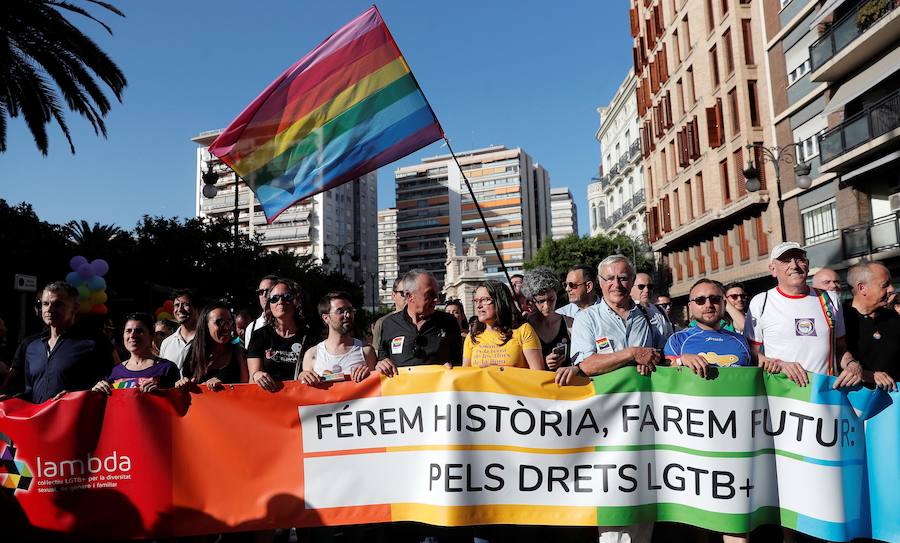 Un carnaval arcoiris recorre este sábado las principales calles del centro de Valencia en defensa de los derechos LGTB+, por la diversidad sexual, de género y familiar en el 40 aniversario de la primera manifestación del colectivo homosexual en la capital de la Comunitat.