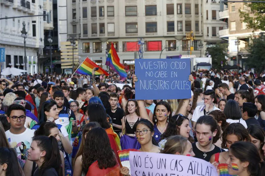 Un carnaval arcoiris recorre este sábado las principales calles del centro de Valencia en defensa de los derechos LGTB+, por la diversidad sexual, de género y familiar en el 40 aniversario de la primera manifestación del colectivo homosexual en la capital de la Comunitat.