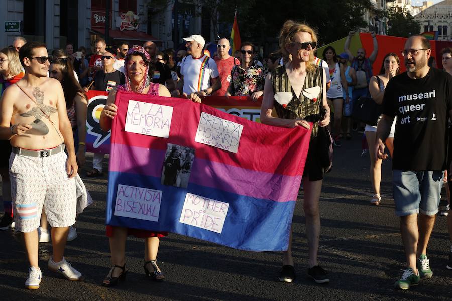 Un carnaval arcoiris recorre este sábado las principales calles del centro de Valencia en defensa de los derechos LGTB+, por la diversidad sexual, de género y familiar en el 40 aniversario de la primera manifestación del colectivo homosexual en la capital de la Comunitat.