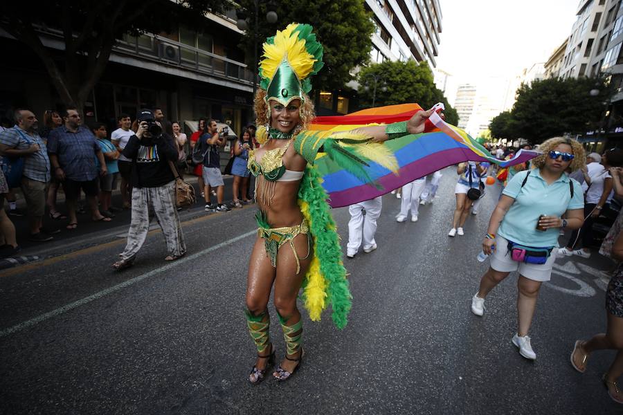 Un carnaval arcoiris recorre este sábado las principales calles del centro de Valencia en defensa de los derechos LGTB+, por la diversidad sexual, de género y familiar en el 40 aniversario de la primera manifestación del colectivo homosexual en la capital de la Comunitat.