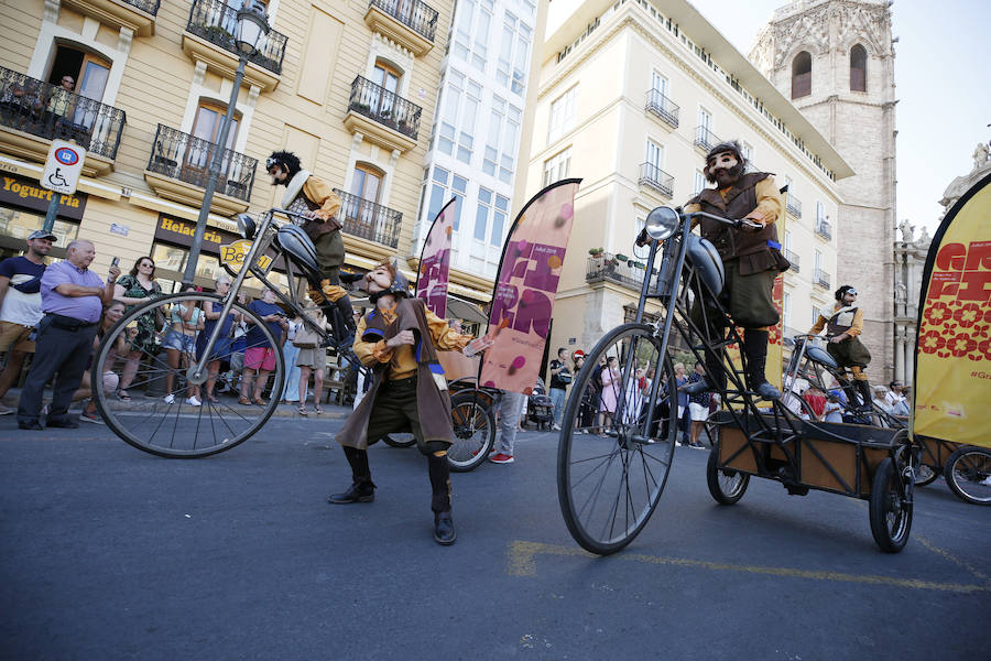 Conciertos, pirotecnia, toros, tradiciones y Fallas. Comienza en Valencia un mes de diversión para todos los públicos y bolsillos. El pasacalle inaugural ha dado el pistoletazo de salida a la Gran Fira de Valencia 2019. 