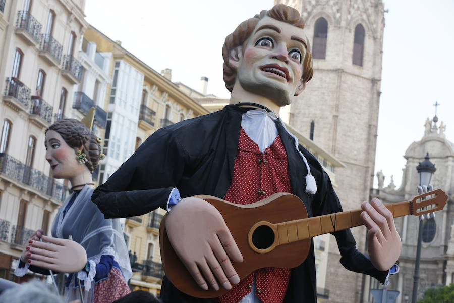 Conciertos, pirotecnia, toros, tradiciones y Fallas. Comienza en Valencia un mes de diversión para todos los públicos y bolsillos. El pasacalle inaugural ha dado el pistoletazo de salida a la Gran Fira de Valencia 2019. 