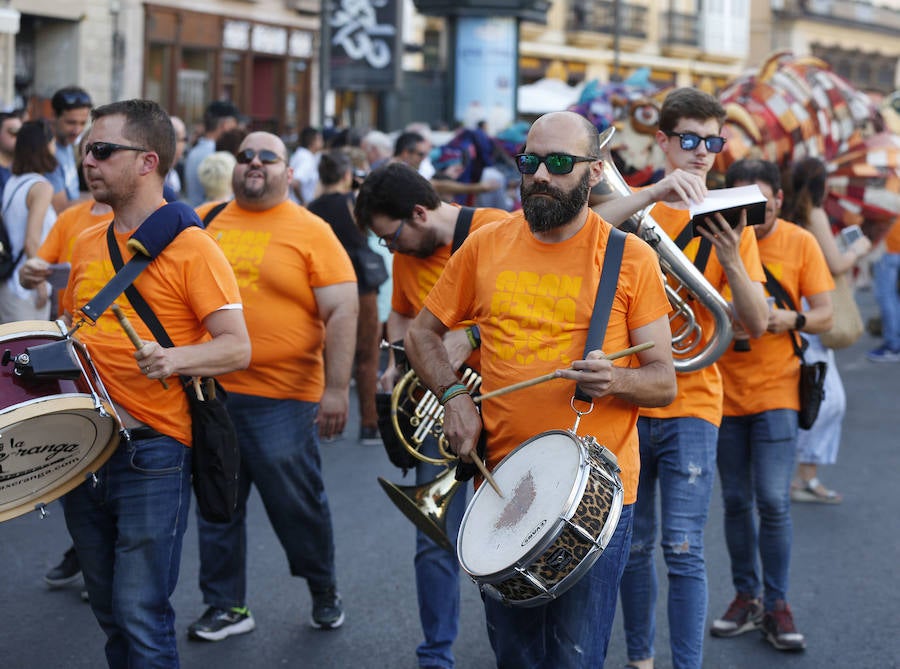 Conciertos, pirotecnia, toros, tradiciones y Fallas. Comienza en Valencia un mes de diversión para todos los públicos y bolsillos. El pasacalle inaugural ha dado el pistoletazo de salida a la Gran Fira de Valencia 2019. 