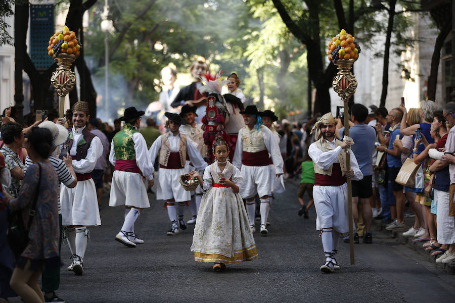 Conciertos, pirotecnia, toros, tradiciones y Fallas. Comienza en Valencia un mes de diversión para todos los públicos y bolsillos. El pasacalle inaugural ha dado el pistoletazo de salida a la Gran Fira de Valencia 2019. 