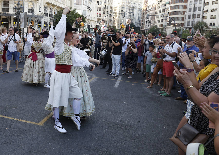 Conciertos, pirotecnia, toros, tradiciones y Fallas. Comienza en Valencia un mes de diversión para todos los públicos y bolsillos. El pasacalle inaugural ha dado el pistoletazo de salida a la Gran Fira de Valencia 2019. 