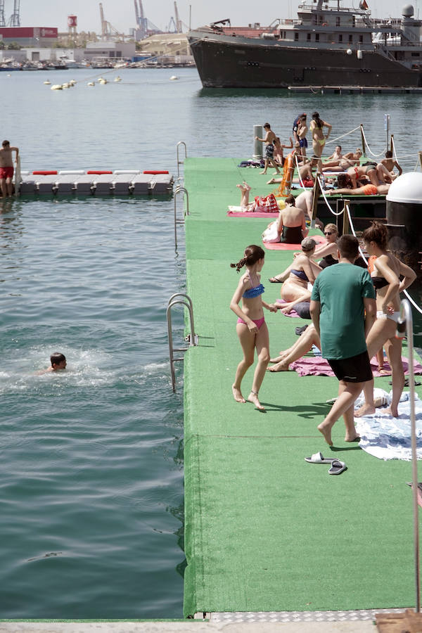 La nueva piscina natural de La Marina se ha convertido ya en la atracción de ocio de Valencia de moda este verano. Los valencianos han aprovechado este fin de semana de calor intenso para remojarse en las aguas del puerto. 