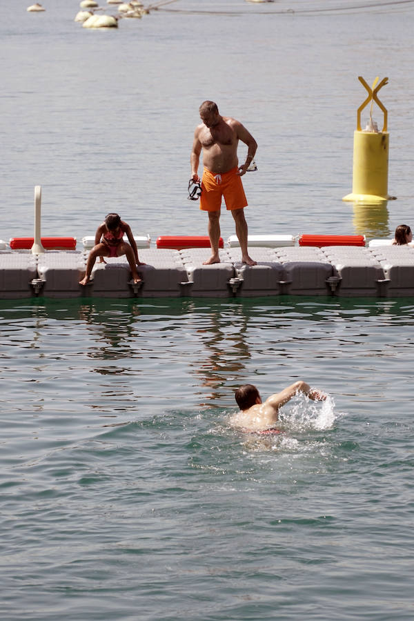 La nueva piscina natural de La Marina se ha convertido ya en la atracción de ocio de Valencia de moda este verano. Los valencianos han aprovechado este fin de semana de calor intenso para remojarse en las aguas del puerto. 