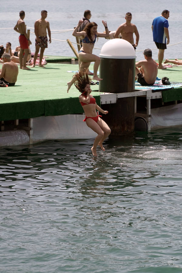 La nueva piscina natural de La Marina se ha convertido ya en la atracción de ocio de Valencia de moda este verano. Los valencianos han aprovechado este fin de semana de calor intenso para remojarse en las aguas del puerto. 