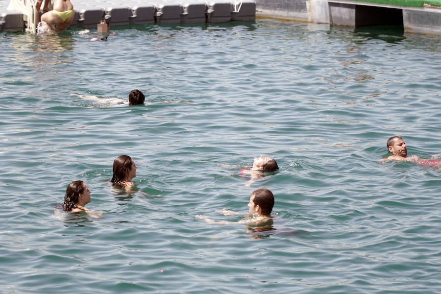 La nueva piscina natural de La Marina se ha convertido ya en la atracción de ocio de Valencia de moda este verano. Los valencianos han aprovechado este fin de semana de calor intenso para remojarse en las aguas del puerto. 