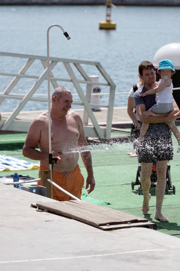 La nueva piscina natural de La Marina se ha convertido ya en la atracción de ocio de Valencia de moda este verano. Los valencianos han aprovechado este fin de semana de calor intenso para remojarse en las aguas del puerto. 