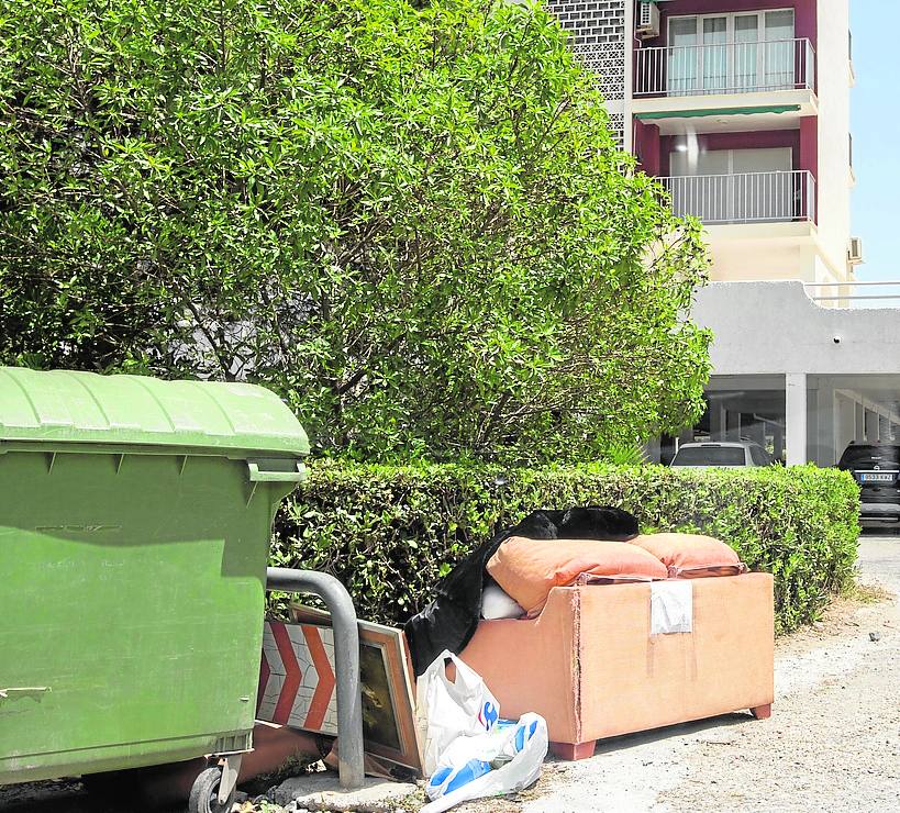 Imagen secundaria 1 - 1.Posta vacía en una de las playas. 2.Basura sin recoger junto a un edificio. 3.Vegetación junto a una de las torres.