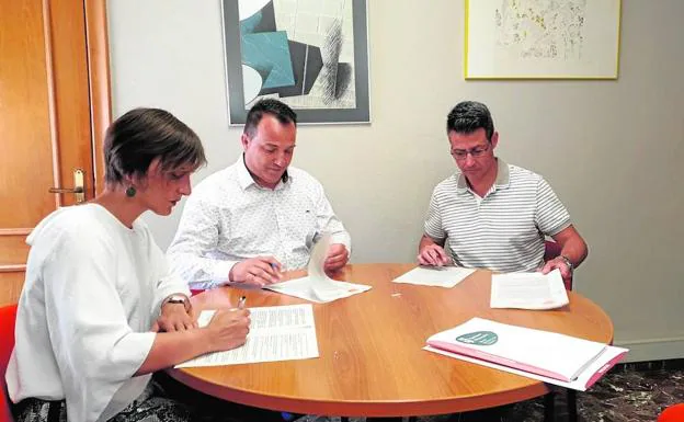 Firma del convenio entre los representantes de los tres municipios.