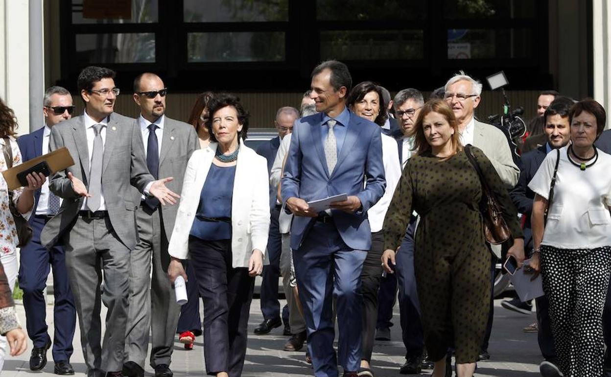 Isabel Celaá y Pedro Duque en la UPV.