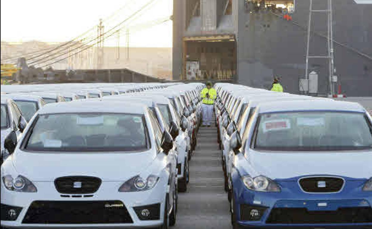 Coches SEAT aparcados en el puerto de Barcelona antes de ser enviados a China.