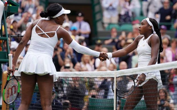 Imagen principal - Cori Gauff, en su partido con Venus.