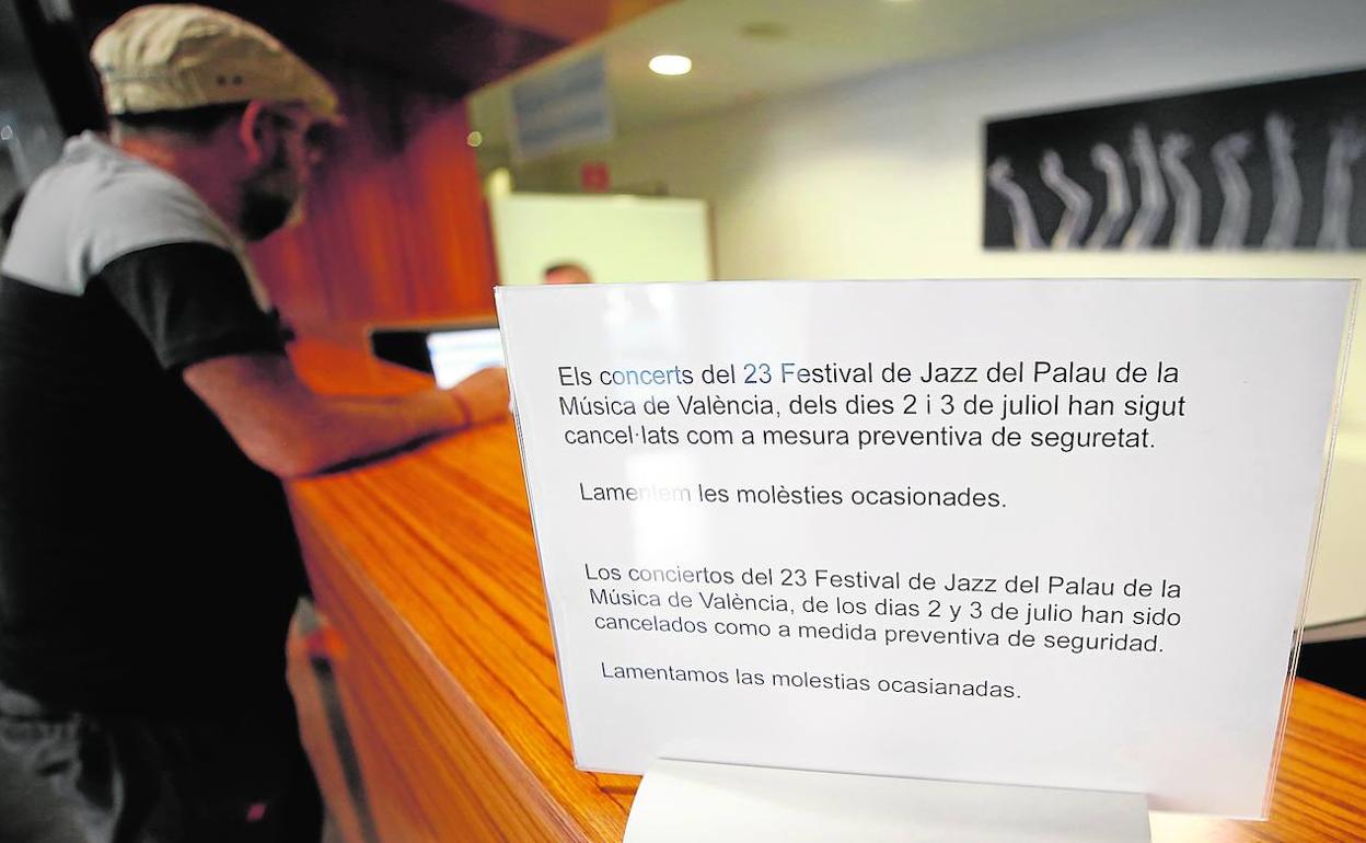 Cartel en el Palau de la Música informando de la cancelación de eventos previstos en el auditorio.