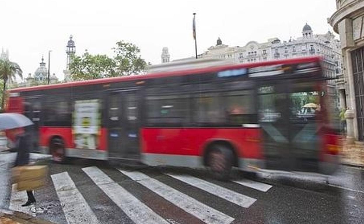 Un autobús de la EMT, por el centro de Valencia. 