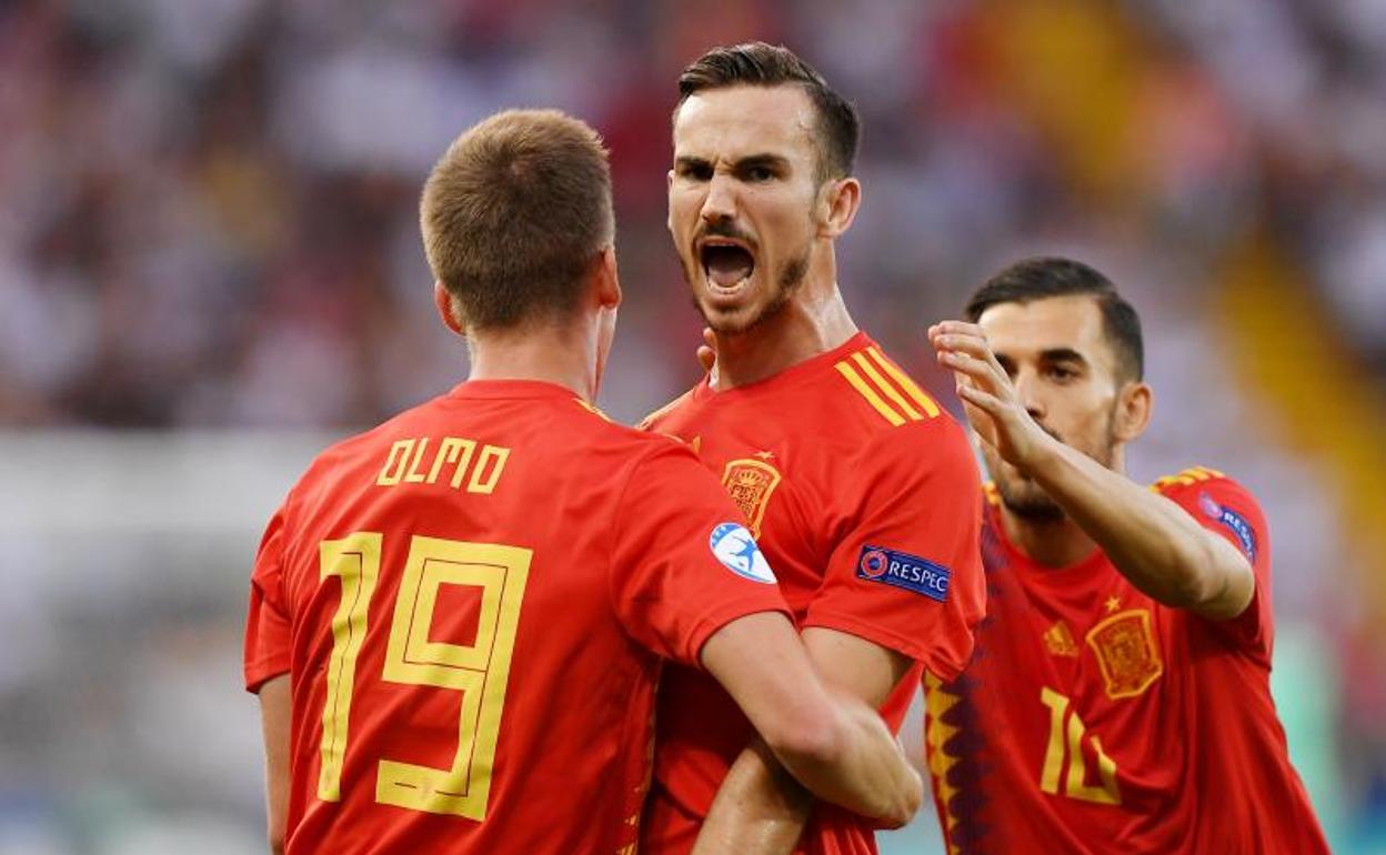 Fabián Ruiz celebra un gol con Dani Olmo y Ceballos. 