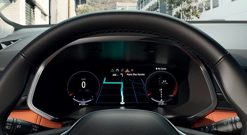 El nuevo Captur adopta la plataforma de la última generación del Clio por lo que gana en espacio interior y maletero. Destaca por un diseño más dinámico y puede equipar las tecnologías más innovadoras como una motorización híbrida enchufable.