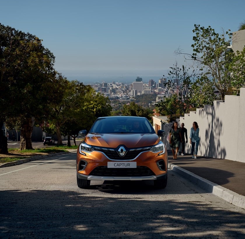 El nuevo Captur adopta la plataforma de la última generación del Clio por lo que gana en espacio interior y maletero. Destaca por un diseño más dinámico y puede equipar las tecnologías más innovadoras como una motorización híbrida enchufable.