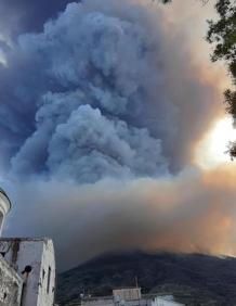 Imagen secundaria 2 - Un muerto por la erupción del volcán Estrómboli en Italia