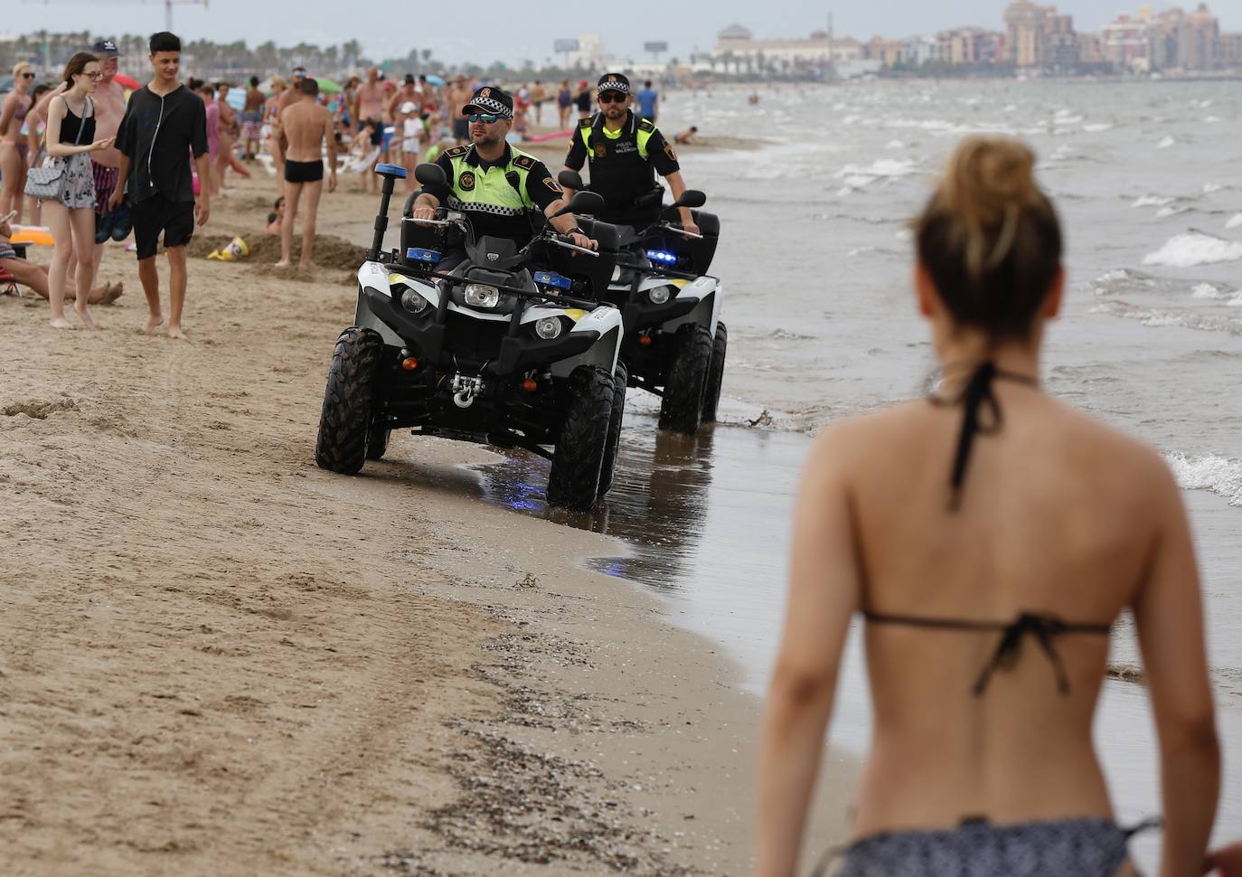 Fotos: Cerradas las playas de la Malvarrosa y la Devesa por bacterias fecales