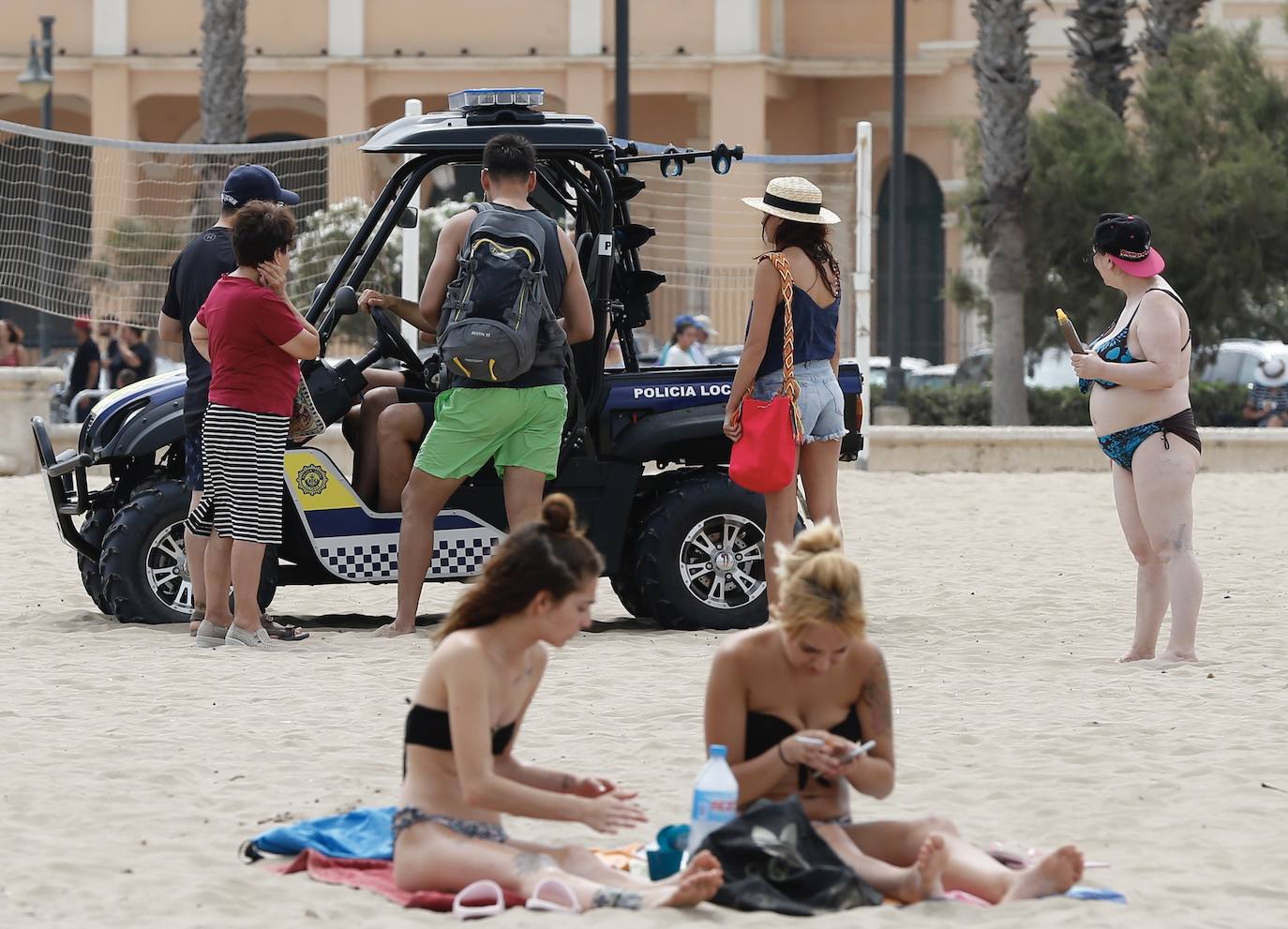 Fotos: Cerradas las playas de la Malvarrosa y la Devesa por bacterias fecales