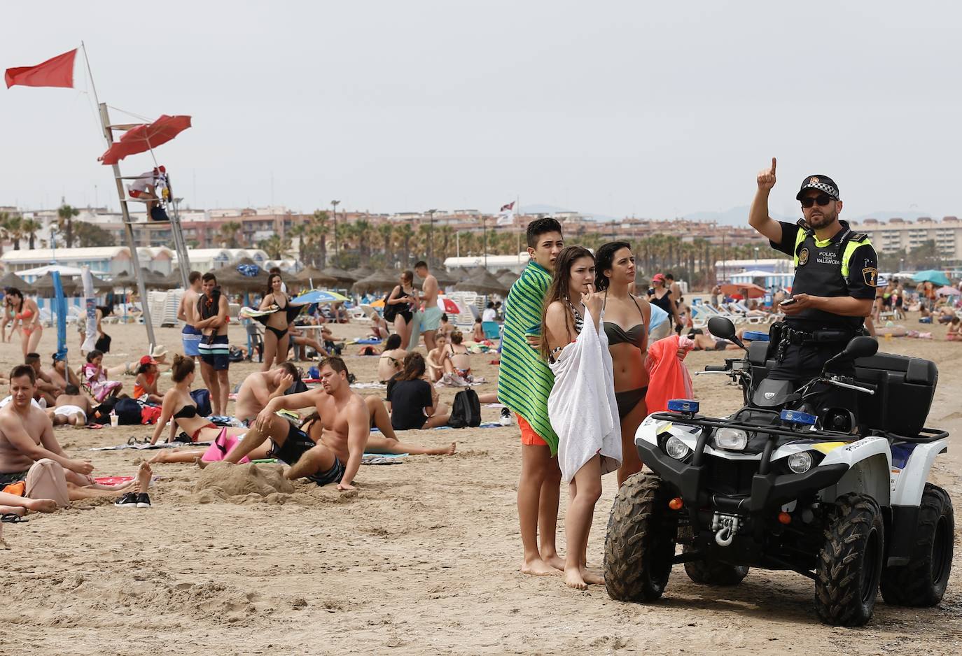 Fotos: Cerradas las playas de la Malvarrosa y la Devesa por bacterias fecales