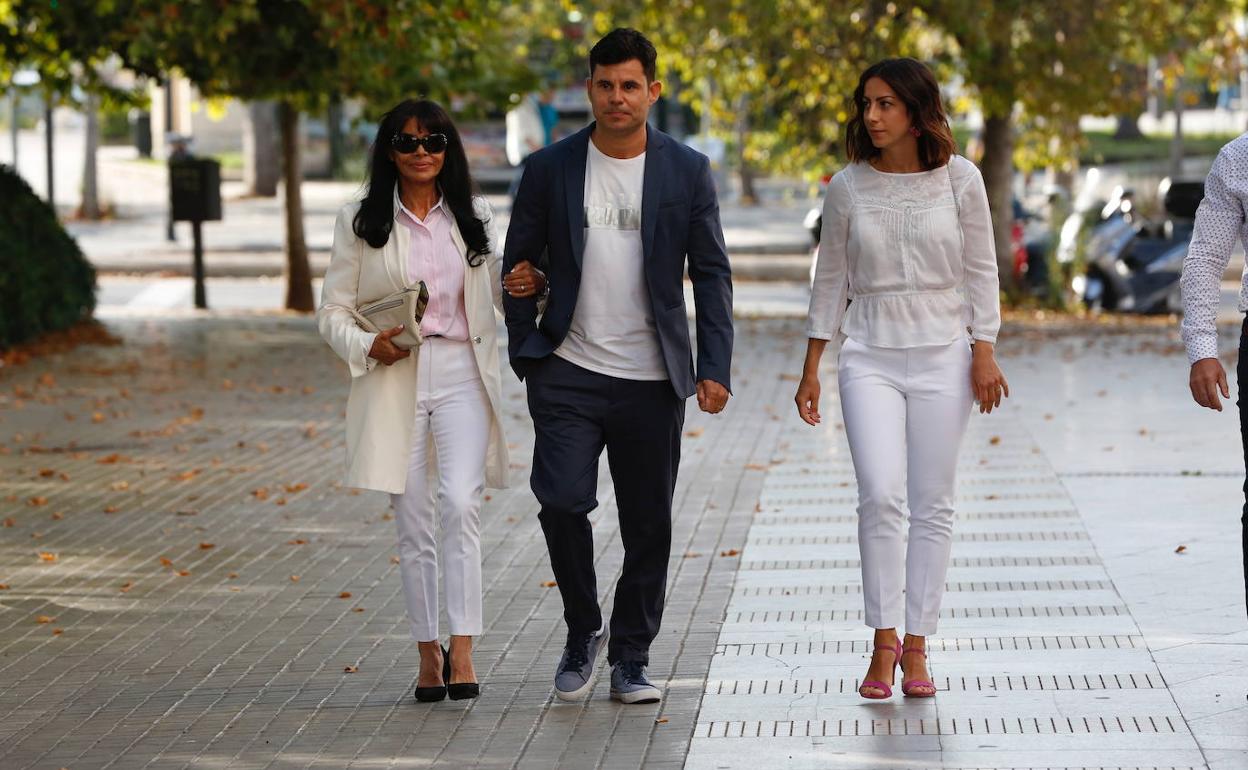 Javier Sánchez Santos acompañado de su mujer y su madre a la entrada en el juicio. 