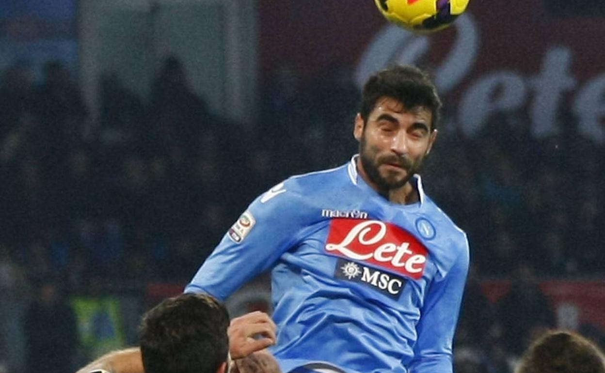 Albiol despeja un balón en un encuentro del Nápoles. 