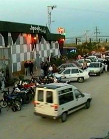 Imagen secundaria 2 - 1. Colas para llegar a las discotecas. 2. Miles de personas acudían en autobús. 3. La ruta 'destroy' se convirtió en un movimiento que trascendió lo musical.