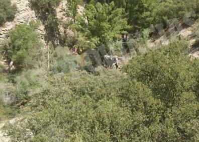 Imagen secundaria 1 - Dos obreros mueren al caer su grúa por 40 metros tras ceder una ladera