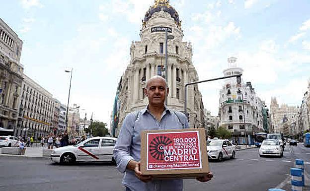 Entrega de firmas para mantener Madrid Central. 