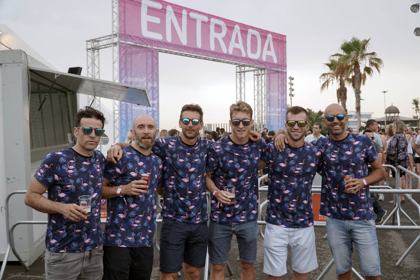 Miles de valencianos se han citado este sábado en La Marina con los dj y artistas «que hicieron bailar a miles de personas en las míticas discotecas de la década de los noventa». El festival y la fiesta '90s Homenaje a la Ruta' reúne a músicos como Nacho Fernández, Xtm, Damae, DJ Sylvan, Ian Masterson, Jerry Daley, Nacho Division, New Limit, Newton, Sabrina Salerno, Tina Cousins, XTM feat Annia, Arturo Roger, Coqui Selection, DJ Espinete, Edu DJ Veneno, Jesús Brisa, José Coll, Jose Conca, Kike Jaén, Los Gemelos, Miguel Monforte, Mónica X, Nacho Ortiz, Pau Thomas, Raúl Platero, Vicente Buitrón, Nacho Fernández, Vicente Ferrer y Víctor Pérez. 