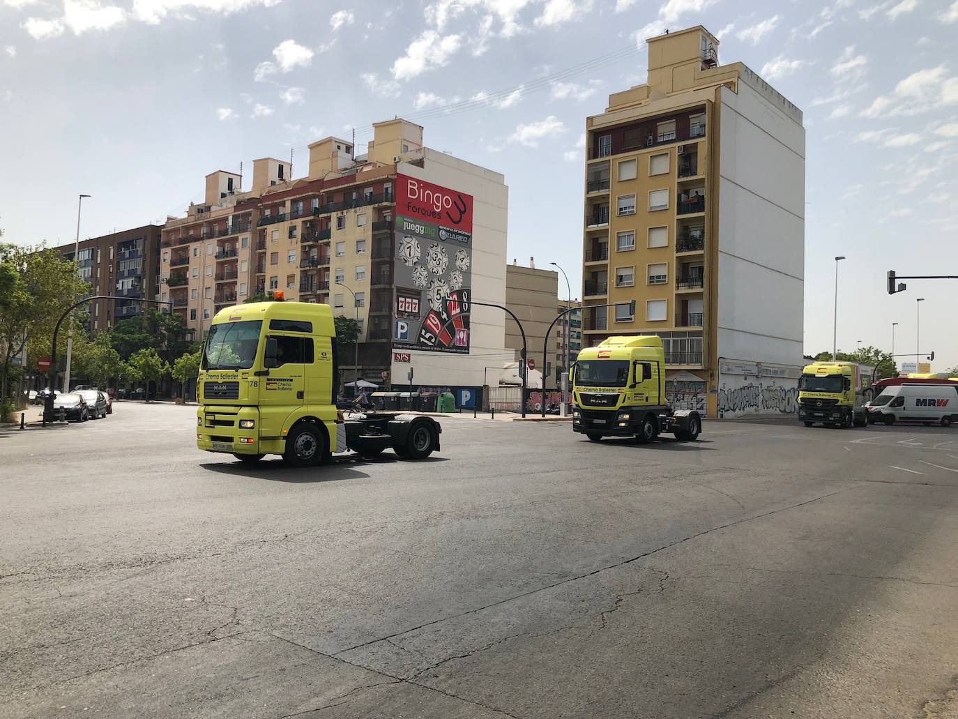 Una caravana con más de 400 vehículos, en su mayoría camiones, ha circulado este sábado, por las calles de Valencia en procesión para ser bendecidos en el Puerto, con motivo de la festividad de San Cristóbal, patrón de los transportistas. Los transportistas han hecho sonar sus bocinas por las calles y avenidas por las que han circulado.