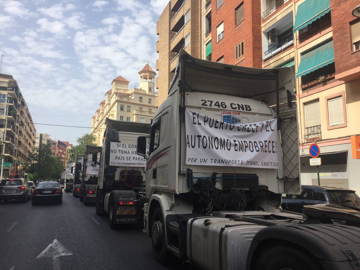 Una caravana con más de 400 vehículos, en su mayoría camiones, ha circulado este sábado, por las calles de Valencia en procesión para ser bendecidos en el Puerto, con motivo de la festividad de San Cristóbal, patrón de los transportistas. Los transportistas han hecho sonar sus bocinas por las calles y avenidas por las que han circulado.