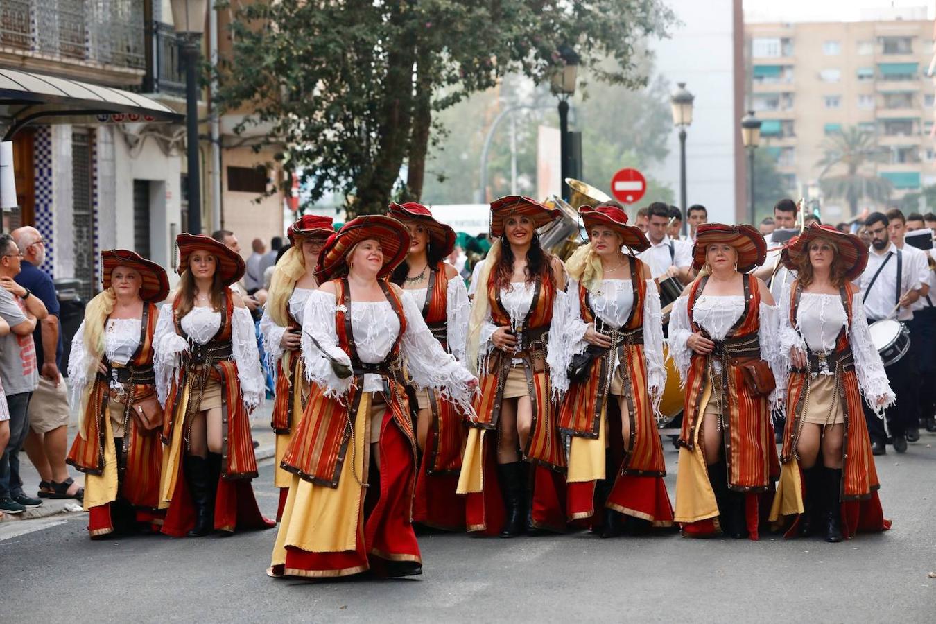 Los moros y cristianos han tomado este sábado Valencia. La Agrupació de Moros i Cristians del Marítim ha celebrado la tradicional entrada dentro del programa de actos de la Feria de Julio. 
