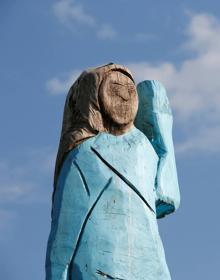 Imagen secundaria 2 - La obra ha sido esculpida en un árbol con motosierra. 