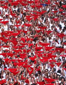 Imagen secundaria 2 - Polémica en el inicio de los Sanfermines por el intento de colocar una ikurriña